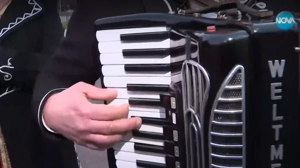 Tajni božićni orkestar obilazi Sofiju i iznenađuje prolaznike