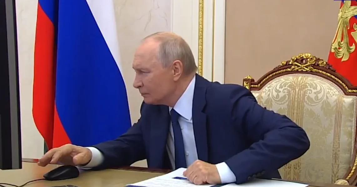 VIDEO Putin glasao preko interneta, a onda su svi primetili detalj na njegovom ekranu