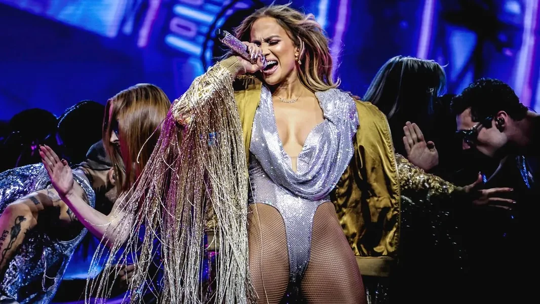 Vruć ples i dubok dekolte – Jennifer Lopez se nije suzdržala