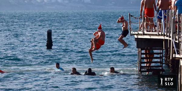 Za novu godinu u Portorožu skočilo oko 400 hrabrih ljudi