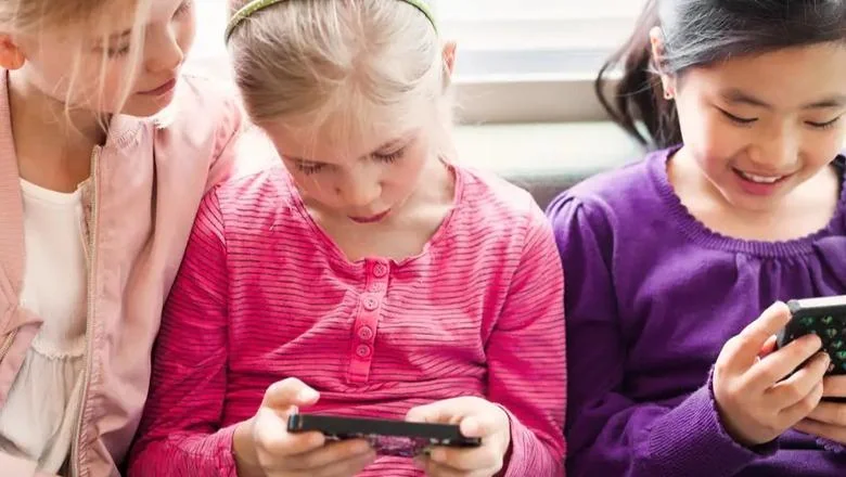Mobilni telefoni najdraži su dar deci, ali Nemačka poziva na zabranu društvenih mreža.