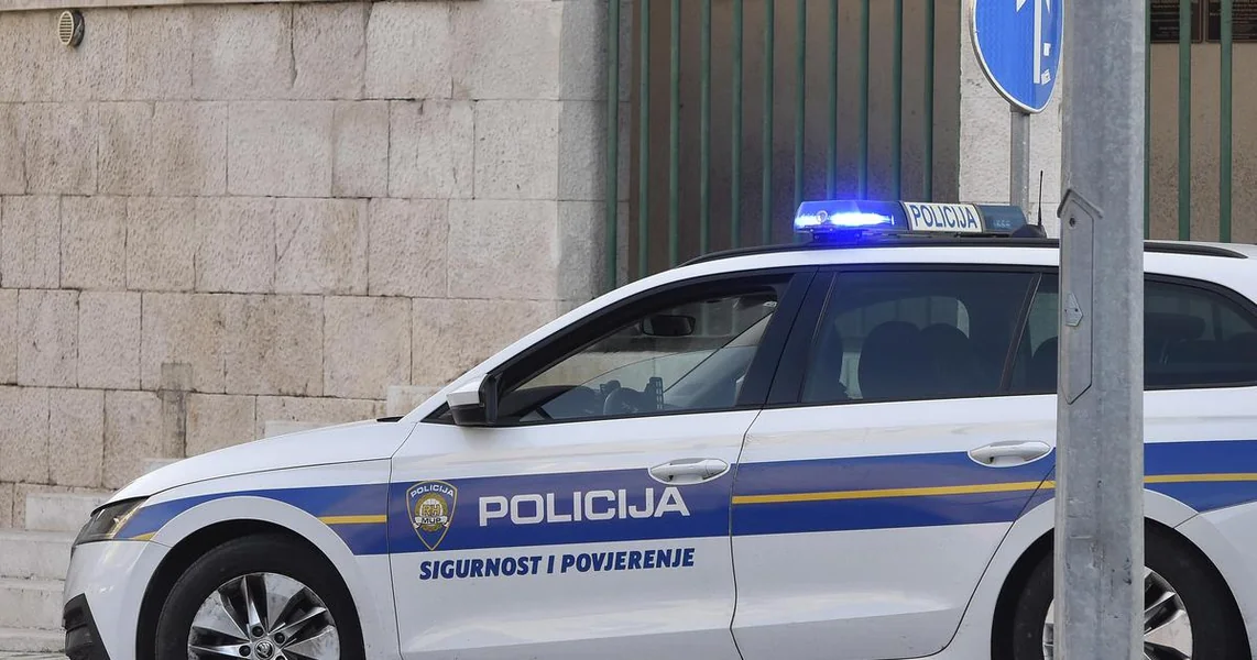 Uhitili muškarca sa šokantne snimke: Prijetio deci nožem u vlaku? Držali su vrata da ne uđe