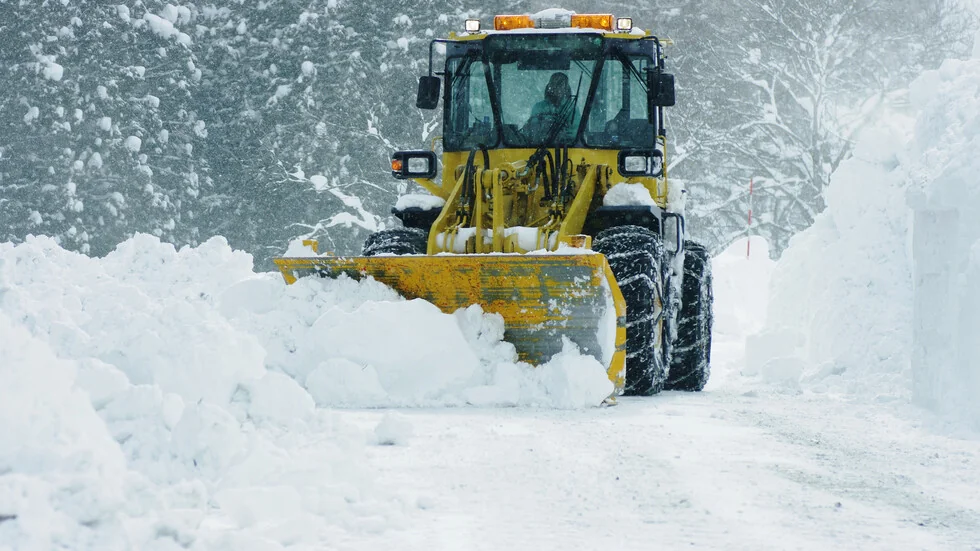 261 snegorine obrađuju puteve u zemlji, kamioni su zaustavljeni na Trojanskom prelazu