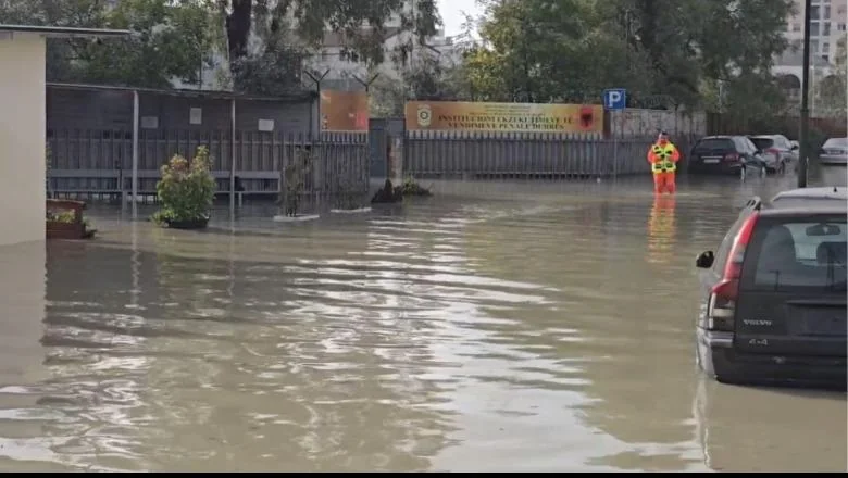 Poplave i u pritvoru u Durresu, zatvorenici prebačeni na drugi sprat institucije (VIDEO)