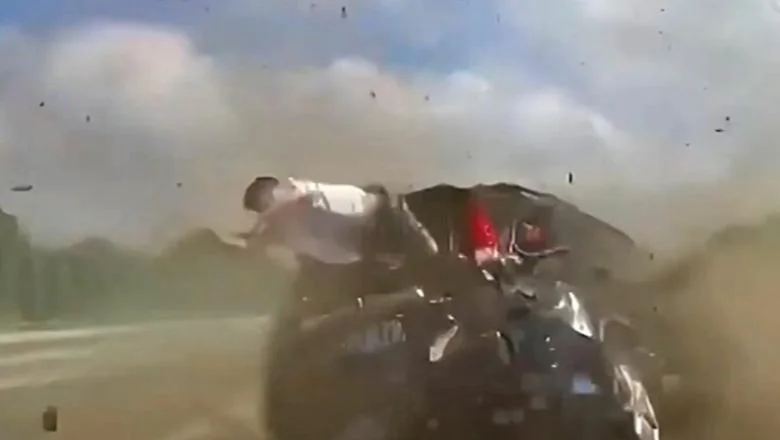 Užasna saobraćajna nesreća u Kini, otac gubi kontrolu nad vozilom, majka i dete 'lete' napolje (VIDEO)