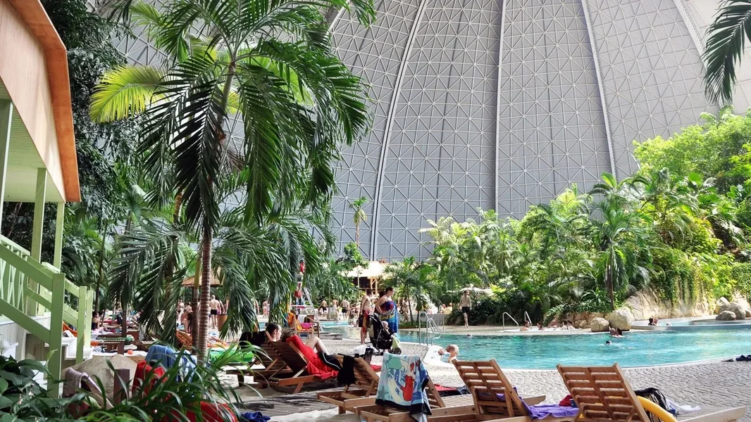 U neverovatnim fotografijama najveća zatvorena plaža na svetu: uvek 26 stepeni Celzijusa i u njoj se nalazi i tropska džungla.