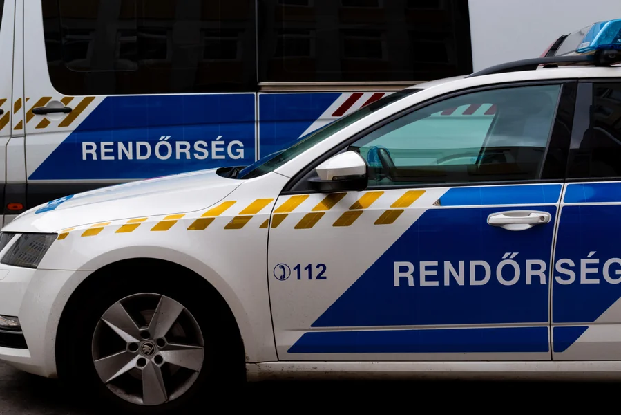 Prema Pécsi Estu, policajci koji su vršili raciju bili su brutalni, a županijska policijska uprava staje uz svoje kolege