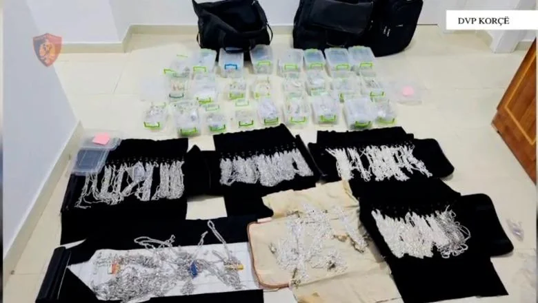 Seizovano 27 komada srebrnog nakita u Korči, prodavani bez računa! Pod istragom 2 osobe (IMENA+VIDEO) - Shqiptarja.com