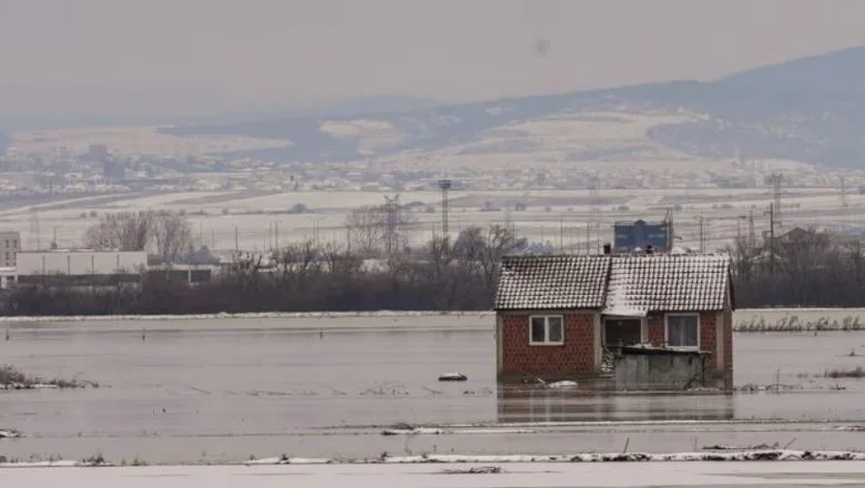 Loše vreme na Kosovu / Poplave na nekoliko puteva, evakuisana jedna porodica - Shqiptarja.com