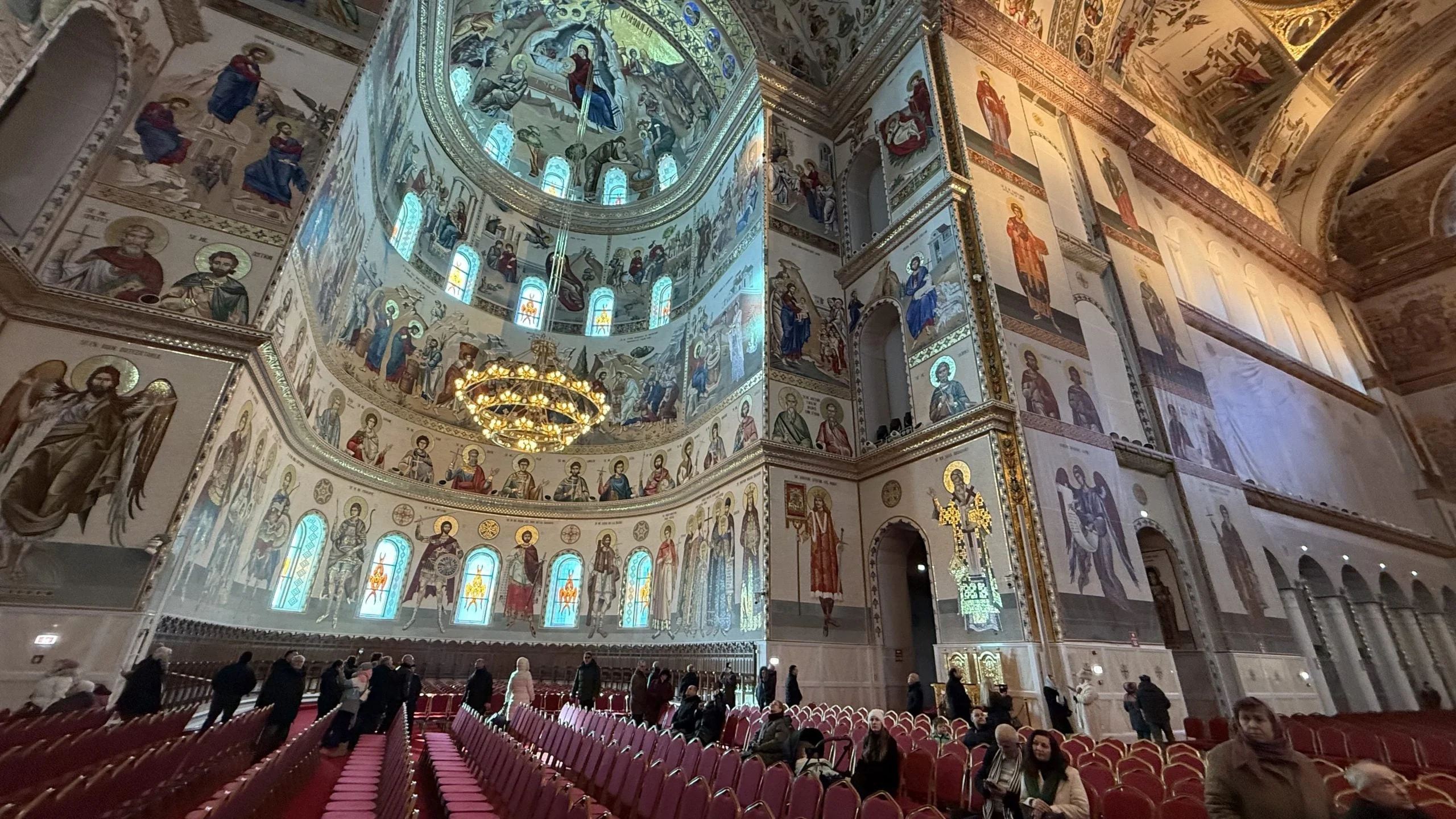 Drugi dan Božića u Nacionalnoj katedrali. Hiljade vernika došle su u najveću pravoslavnu crkvu na svetu.