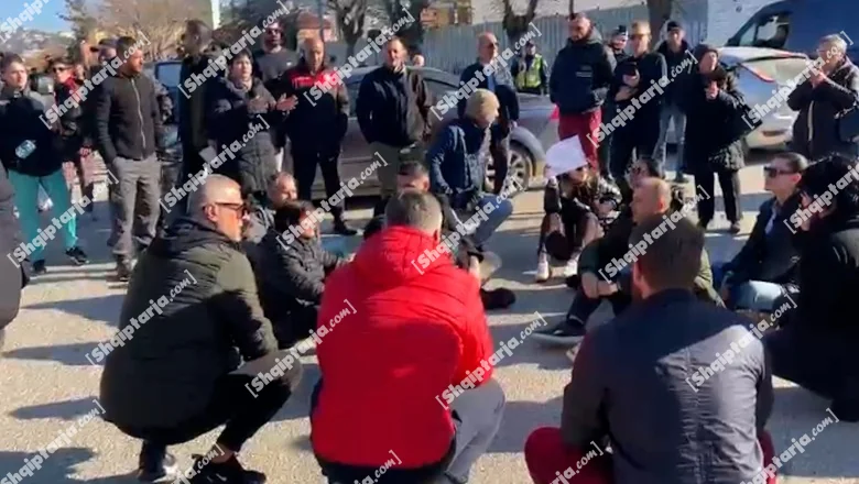 Već 4 dana bez vode, građani Vlore blokiraju glavnu ulicu (VIDEO) - Shqiptarja.com