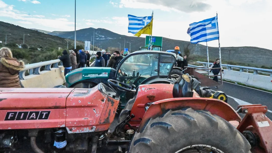 Nepokolebivi poljoprivrednici: Zatvaraju autoputeve, obilaznice i carine