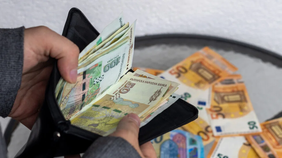 Šta treba da znamo o periodu u kojem će važiti i lev i evro