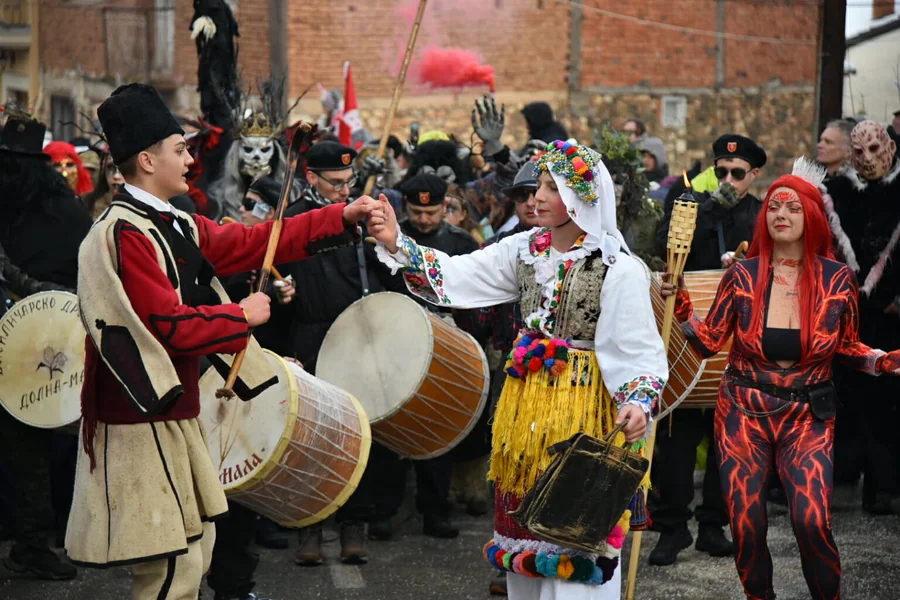 FOTO: Prodefilirale maske na tradicionalnom Vevčanskom karnevalu