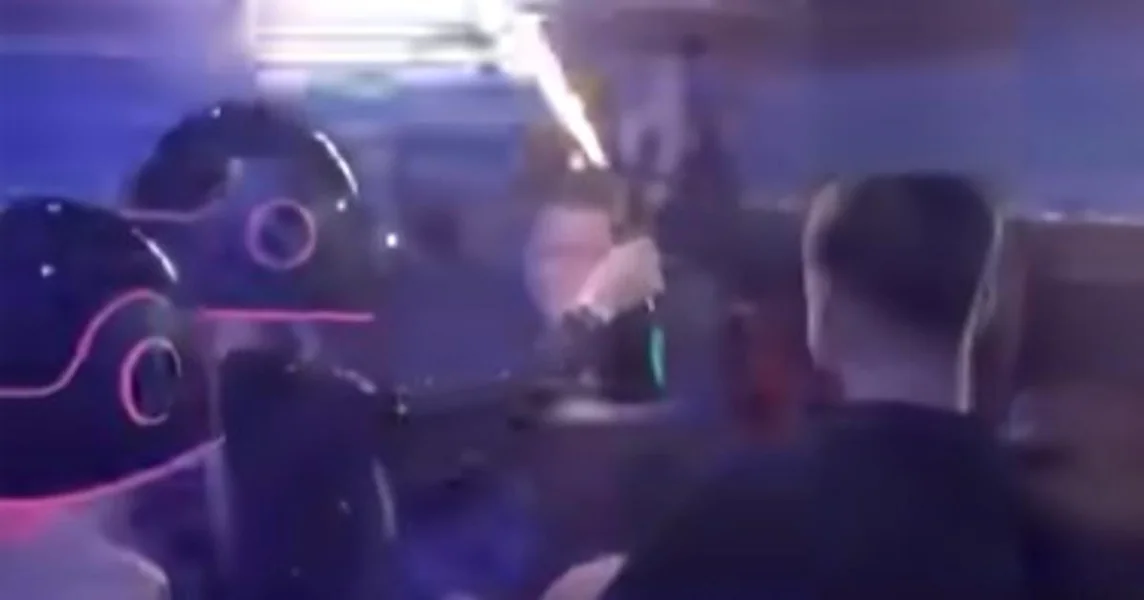 VIDEO Pogledajte kako su konobarice nosile 'zapaljeni' šampanjac po klubu u kojem je izbio požar