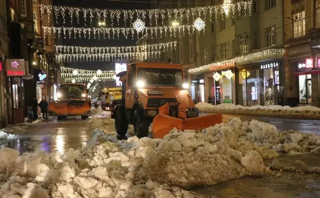Očišćeni trotoari u Titovoj: Radnici Rada i Vodovoda tokom noći proveli akciju čišćenja snijega