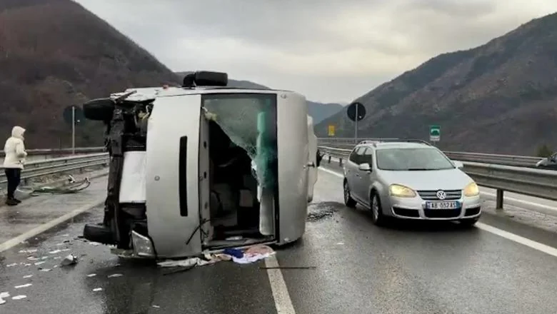 Loše vreme uzrokuje saobraćajnu nesreću na Putu Kombita, autobus se prevrnuo na putu (VIDEO) - Shqiptarja.com