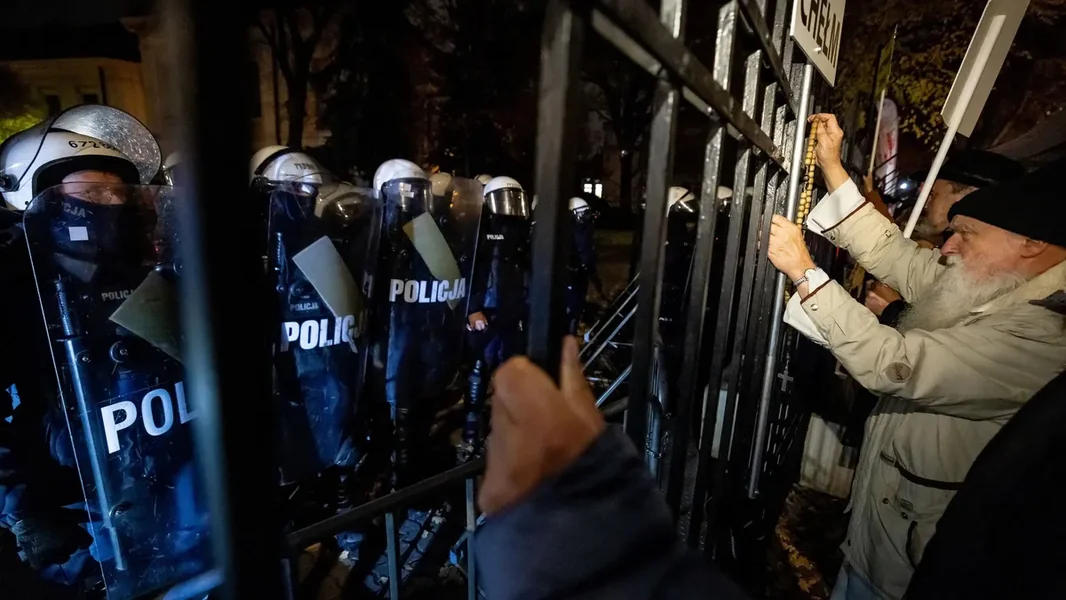 Krizni haos u Poljskoj: policija opkolila Ustavni sud - ORIGO