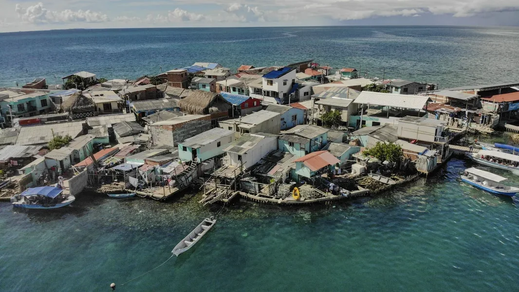 Najgušće naseljeni otok na svetu manji od fudbalskog terena, a na njemu živi osamsto ljudi.