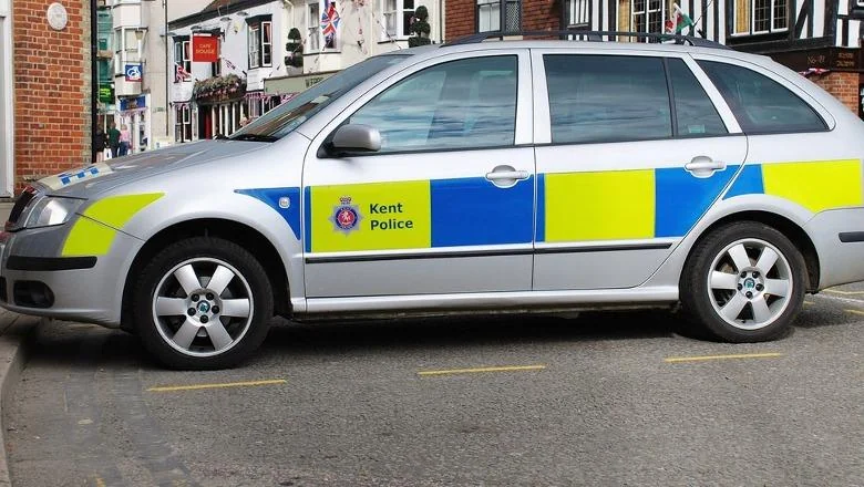 Sudar kolima usmrtio osamdesetogodišnjaka i dvojica Albanaca pobegla sa mesta događaja, uhapšena u Britaniji (EMRAT) - Shqiptarja.com