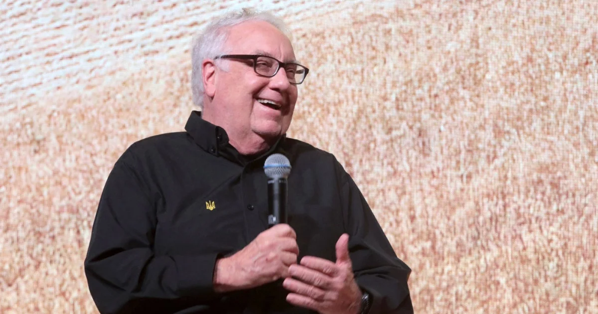 Naslednik bogatstva Warrena Buffetta pridružuje se ukrajinskoj policiji u naporima evakuacije i donira oklopna vozila.