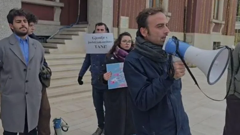 Pokret Bashkë protestuje ispred opštine Drač, traži proglašenje vanrednog stanja i istragu o hidrovoru