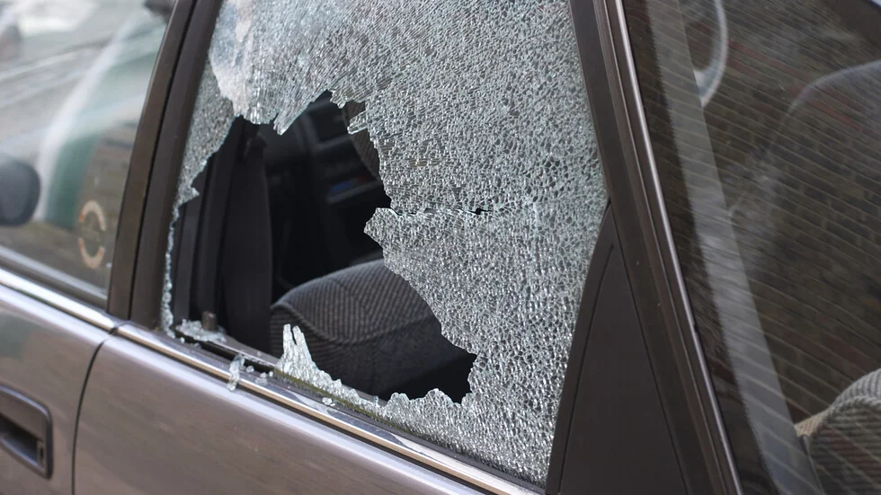30-godišnja žena razbila je automobil svog muža drvenim štapom u Vršcu.