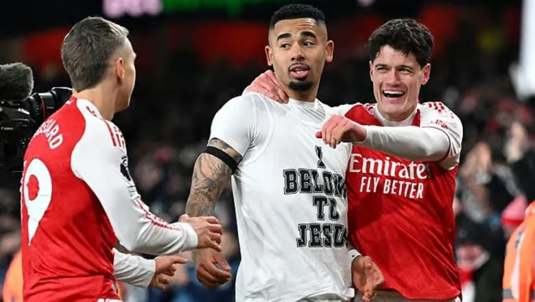 Jak udarac za naslov: Arsenal pobedio Aston Villu, koja je dolazila posle 8 uzastopnih pobeda! Razočarali United i Chelsea (VIDEO)