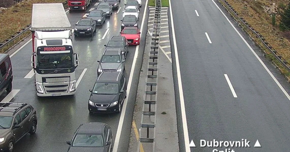 Kamion se prevrnuo i zapalio na A1: Zatvoren deo puta, nastala kolona