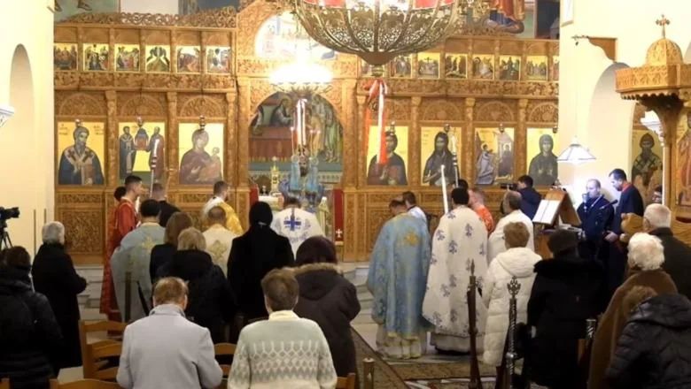Epifanija/ Održava se služba Blagoslovene Vode, otkazano bacanje krsta u Durresu i Gjirokastru! Verujući se suočavaju s lošim vremenom u Beratu