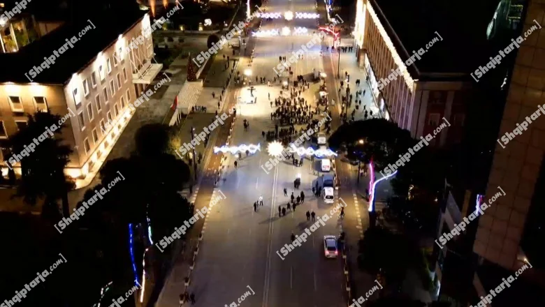 Berisha nastavlja da ga napuštaju čak i militanti, nekoliko ljudi prilazi protestu ispred Vlade (snimke dronom) - Shqiptarja.com