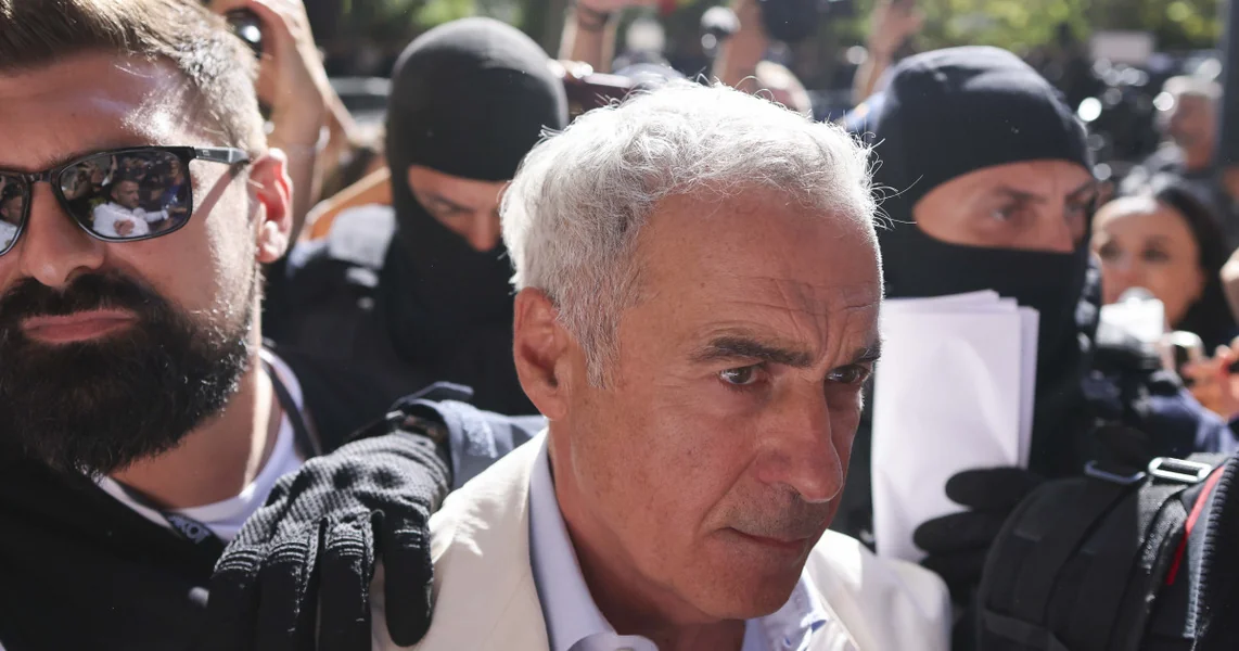 Čalin Georgescu sazna da li će biti pritvoren. Kako je proveo noć juče u Centralnom pritvoru. Desetine pristalica na sudu