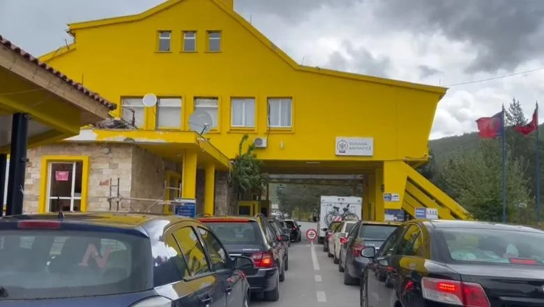 Protest grčkih farmera, blokiran je nacionalni put Kapshticë-Selanik! Vozila će se kretati sekundarnim putem.