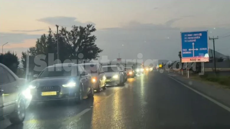 Gužva u saobraćaju na pravcu Lezhë-Milot, duga kolona vozila! Građani već nekoliko sati 'blokirani' (VIDEO) - Shqiptarja.com