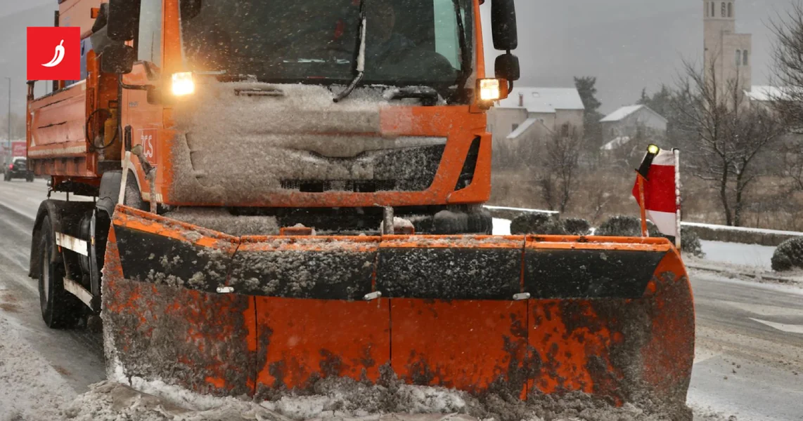 U Dalmaciji pada sneg, problemi u prometu: "Ledena kiša je pravi problem"