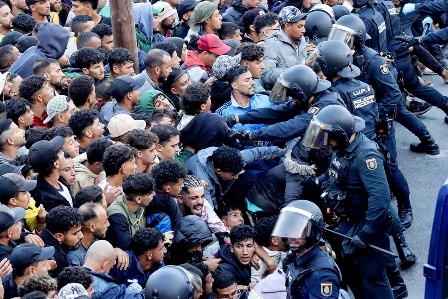 Španska policija počela je isterivati imigrante sa ceutske obale i prebacivati ih u novi kamp