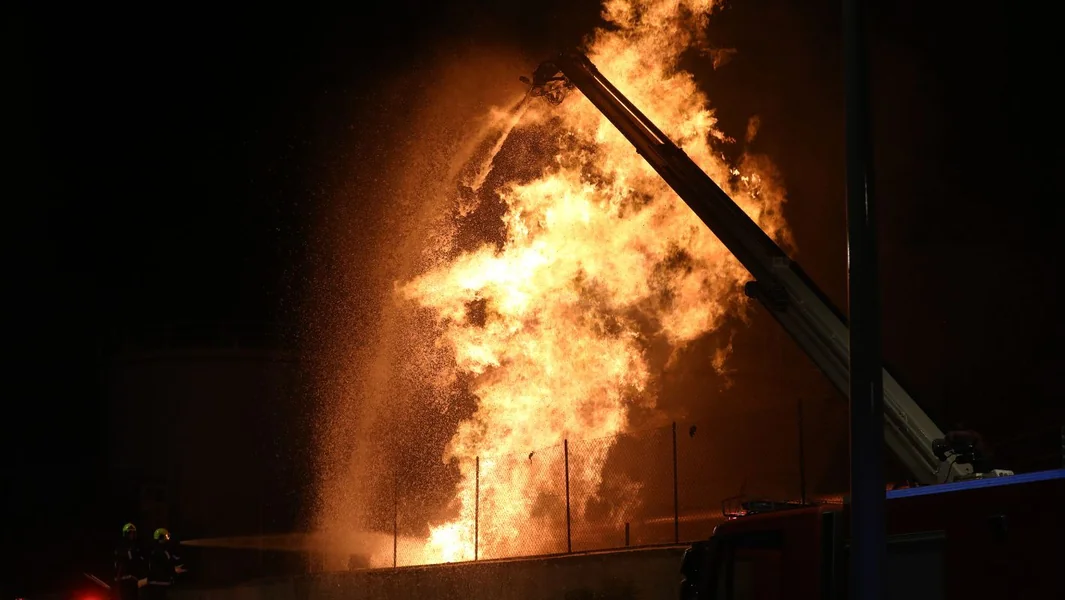 Perama: Požar na Kazanijama - Vatrogasci u pripravnosti - Documento