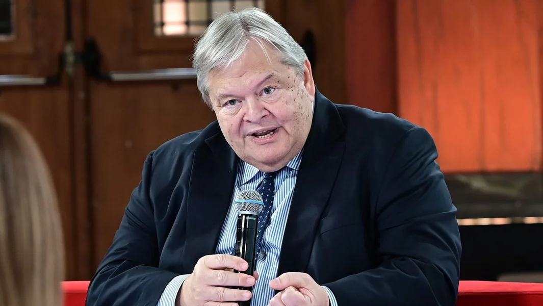 Nova oštra kritika Evangelosa Venizelosa na Mitsotakisa: 'Zemlja nije upravljiva – Neophodna je revizija člana 86 Ustava' - Documento