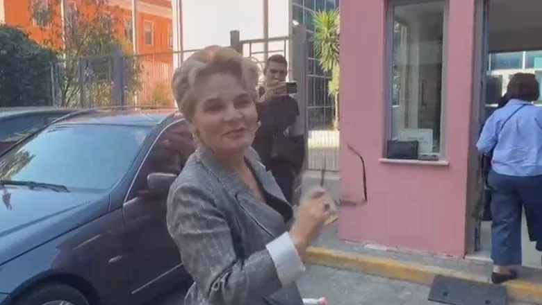 Monika Kryemadhi šala o porukama između bivšeg šefa SHISH-a i Agasita: Da li si video kako gasimo radare? Nama samo pale radare (VIDEO)