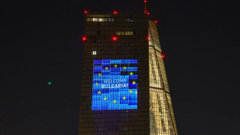 „Dobro došla, Bugarska“ zasijala na zgradi ECB u Frankfurtu na Majni (SLIKE)