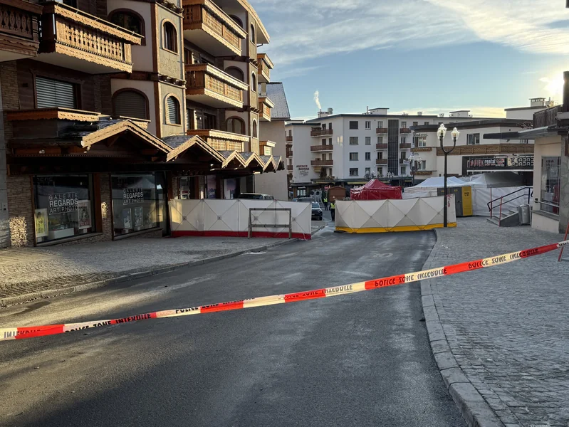 Pirotehnički štapići pričvršćeni na boce šampanjca izazvali požar u švajcarskom baru