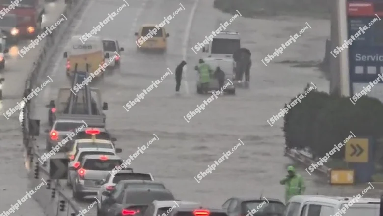 Loše vreme / Durres se potapa, automobil pod vodom na putu ka Tiranu, saobraćaj se devijuje preko Ndroqi! Stanove pod vodom u Shkoder i Leze (VIDEO) - Shqiptarja.com