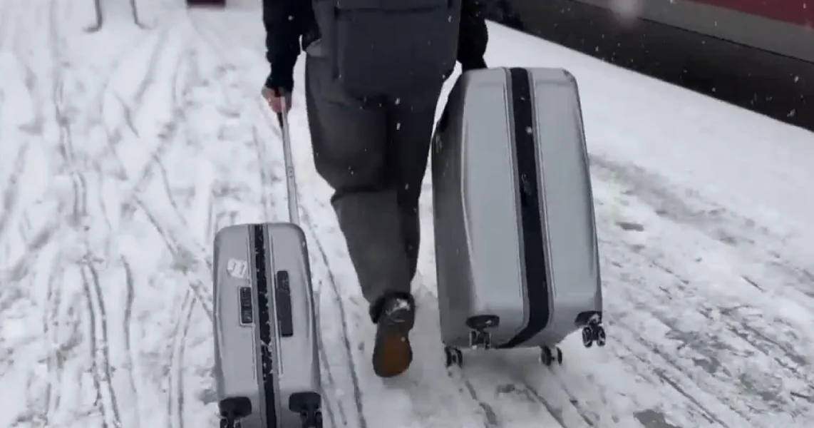 Stotine otkazanih letova, zaustavljeni vozovi i blokirani kamioni: Sneg uznemirava saobraćaj u Francuskoj, Velikoj Britaniji i Holandiji