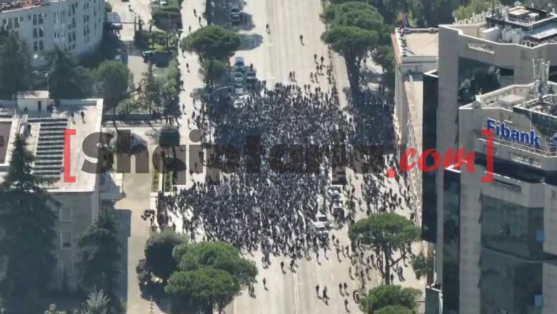 Grupa pedagoga, među njima zet Sali Beriše i ćerka Beriše, pridružuje se i danas protestu! Marširaju ka premijerskoj zgradi, oborili su stolice za dijalog: Rama neka podnese ostavku (VIDEO DRONOM)