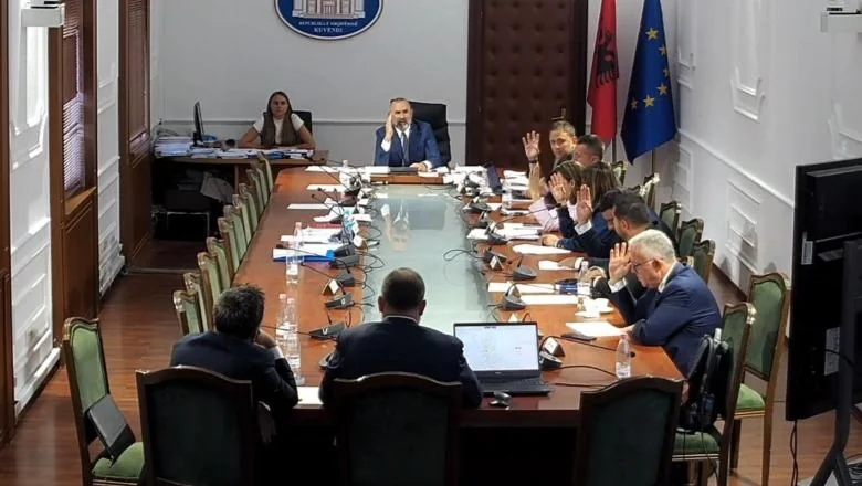 Pos 5 sati debate/ 'Zakon' usvojen sa 8 glasova za nacrt PS-a o novoj teritorijalnoj karti, opozicija beži: Reforma jednosmerna! Dodato još 6 gradova - Shqiptarja.com