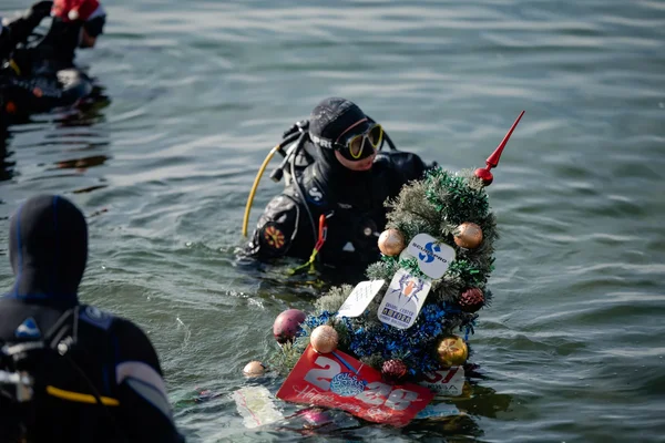 Podvodna jelka u Ohridskom Jezeru ukrašena - Nova Makedonija