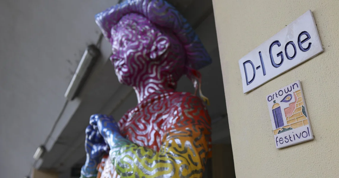 Nova kontroverza koja uzburkava javni prostor. Statua 'Gospodin Goe' obojena u bojama duge u Ploiești: PSD optužuje za 'poganjenje'