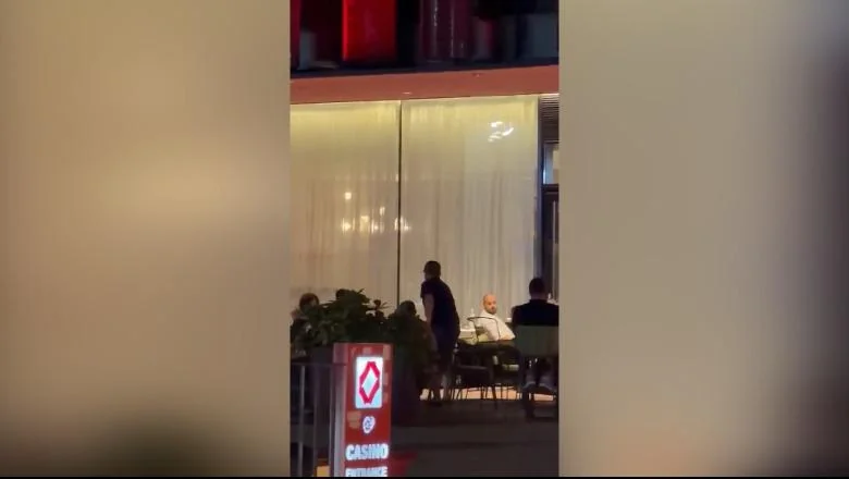 VIDEO/ 'O lopove', protestanti napadaju Taulant Ballu dok je sedeo u kafiću! Poslanik PS-a: Očajni, derite se na ulicama kao pijani.