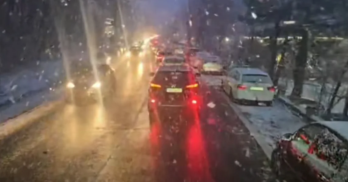 Saobraćaj na Dolini Oltului (DN 7) veoma gust jer pada jak sneg