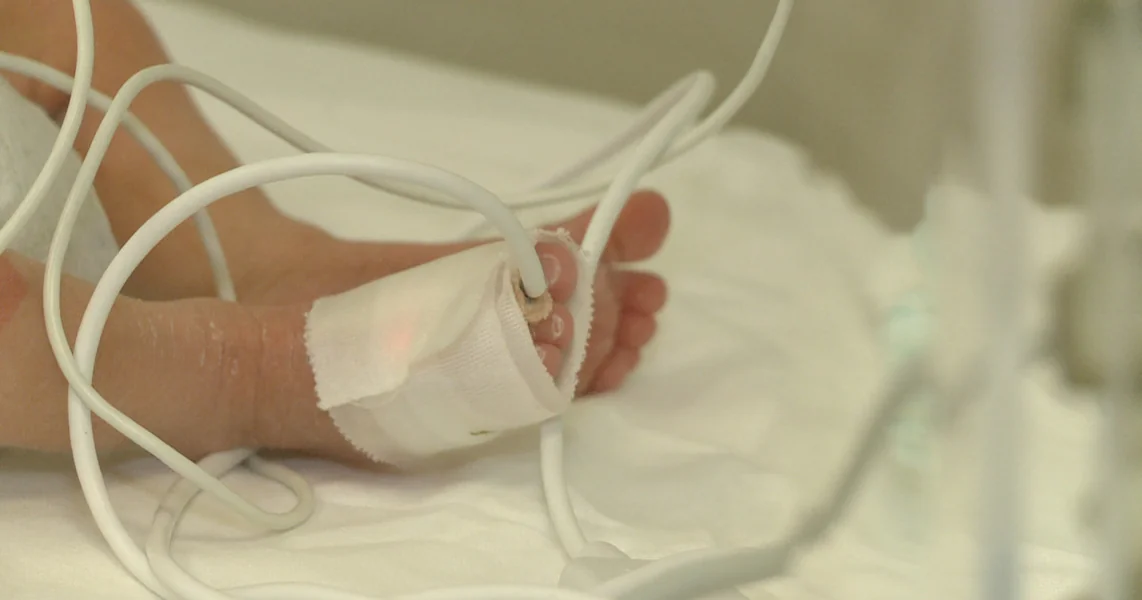 Bebe je umro u klinici u Craiovi. Izjava oca: "Ne znamo uzrok smrti. Resusitacija je trajala više od sat vremena i niko nam nije saopštio"